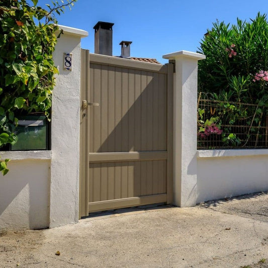 Portillon de jardin : standard ou sur-mesure, quel est le meilleur choix ?