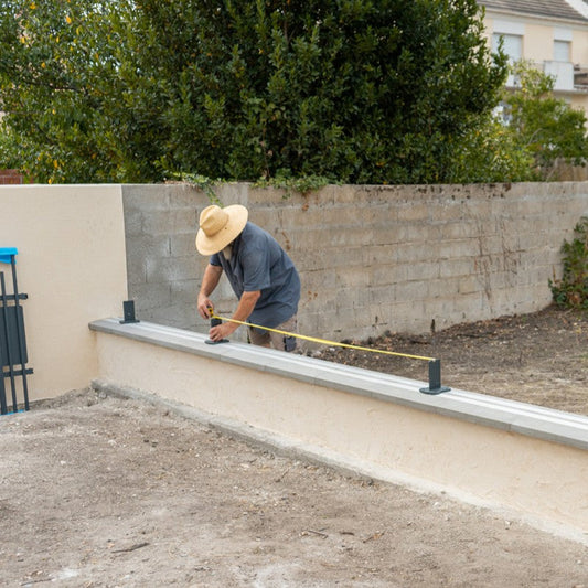 Comment installer une clôture sur un mur ?